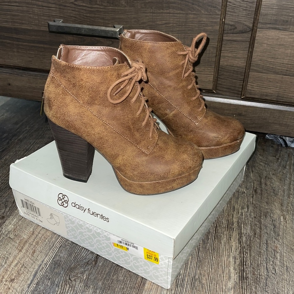 Daisy Fuentes size 6 1/2 Heidi lace up boots